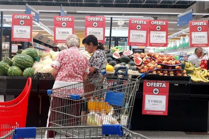 agosto-llego-con-subas-en-prepagas-y-colegios,-pero-bajas-en-carnes-y-frutas:-preven-que-la-inflacion-se-desacelere-este-mes