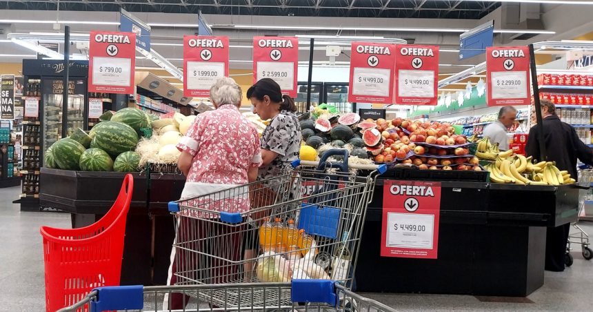 agosto-llego-con-subas-en-prepagas-y-colegios,-pero-bajas-en-carnes-y-frutas:-preven-que-la-inflacion-se-desacelere-este-mes