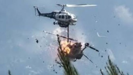 dos-muertos-tras-el-choque-de-dos-helicopteros-que-combatian-incendios-en-grecia
