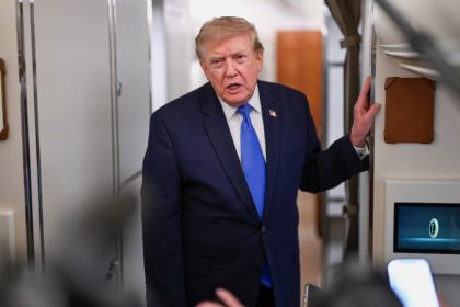 trump-anuncio-nuevas-negociaciones-con-iran-tras-postergar-una-ofensiva-militar,-aunque-iran-lo-desmiente:-“nueva-mentira”