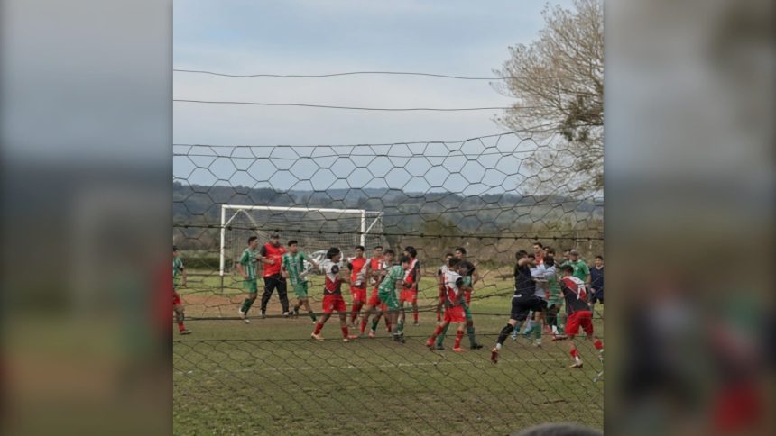 escandalo-en-la-liga-regional-oberena:-tras-la-expulsion-de-dos-jugadores,-un-partido-termino-a-las-trompadas-y-patadas