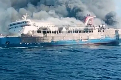 tragedia-en-indonesia:-al-menos-cinco-muertos-y-decenas-de-desaparecidos-por-el-incendio-de-un-ferry
