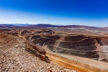 como-funciona-la-mina-de-cobre-mas-grande-del-mundo:-energia-renovable,-30-vuelos-diarios-y-el-ejemplo-para-los-proyectos-rigi-que-se-vienen