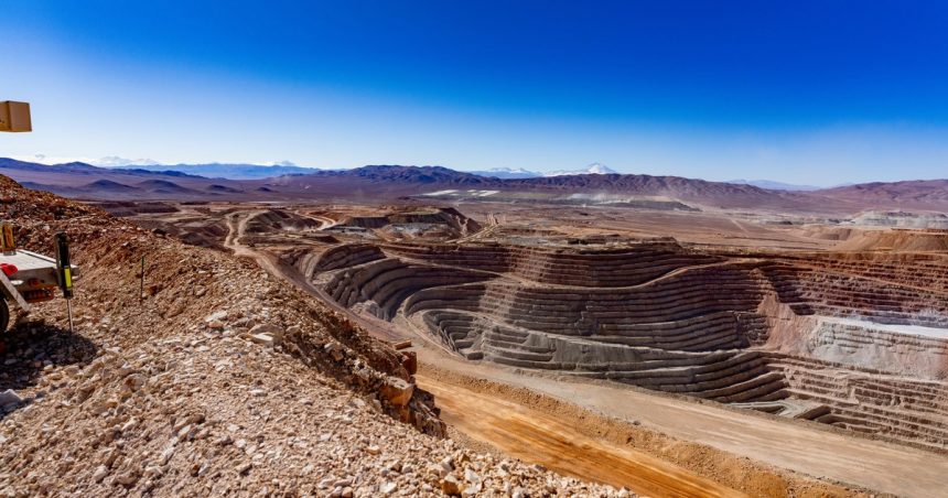 como-funciona-la-mina-de-cobre-mas-grande-del-mundo:-energia-renovable,-30-vuelos-diarios-y-el-ejemplo-para-los-proyectos-rigi-que-se-vienen