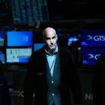 el-dolar-comienza-agosto-en-suba,-cae-el-merval-y-el-riesgo-pais-baja-a-415-puntos