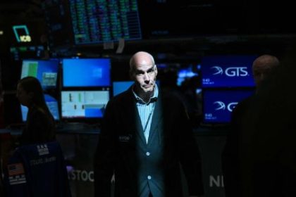 el-dolar-comienza-agosto-en-suba,-cae-el-merval-y-el-riesgo-pais-baja-a-415-puntos