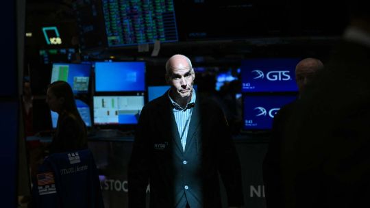 el-dolar-comienza-agosto-en-suba,-cae-el-merval-y-el-riesgo-pais-baja-a-415-puntos