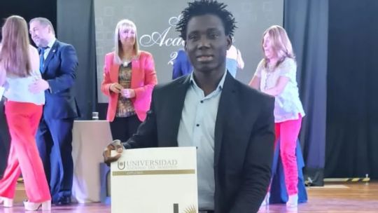 llego-desde-burkina-faso-sin-documentos,-aprendio-el-idioma-y-hoy-esta-a-un-paso-del-titulo-en-la-unne