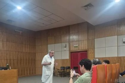 presi-de-ips-volvio-al-aula-y-compartio-con-residentes