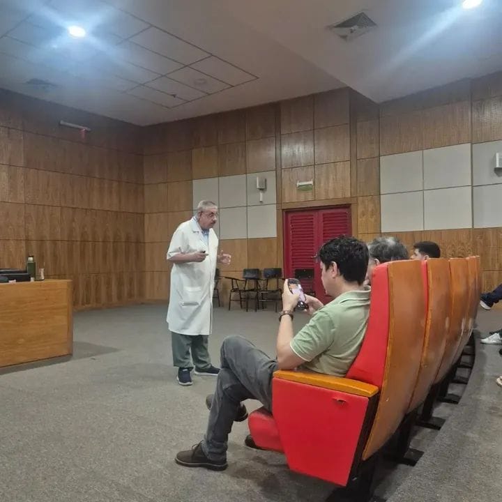 presi-de-ips-volvio-al-aula-y-compartio-con-residentes