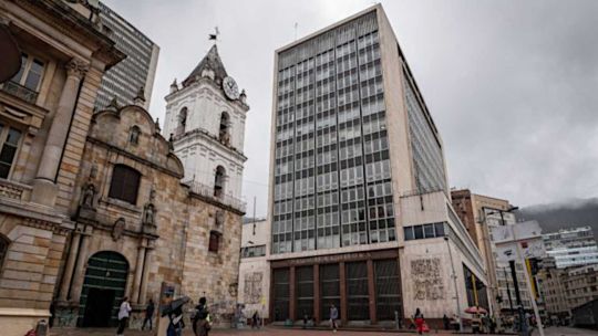 el-peso-colombiano-se-hunde-2,2%-tras-la-sorpresiva-decision-del-banco-central