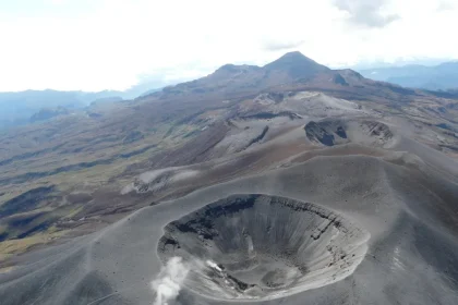 volcan-purace-mantiene-la-alerta-naranja-tras-tres-emisiones-de-ceniza-en-las-ultimas-24-horas:-reportan-caida-de-material-en-tres-veredas-cercanas