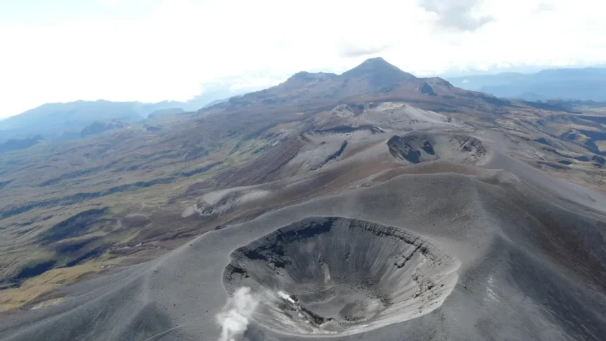 volcan-purace-mantiene-la-alerta-naranja-tras-tres-emisiones-de-ceniza-en-las-ultimas-24-horas:-reportan-caida-de-material-en-tres-veredas-cercanas