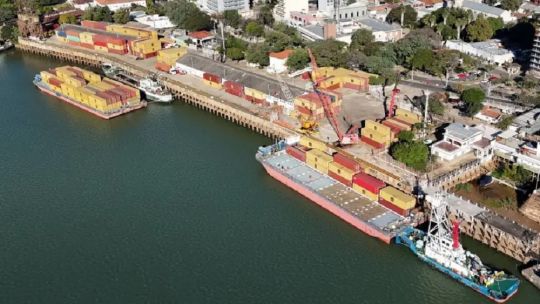 paro-portuario:-prefectura-intimo-a-mas-de-500-trabajadores-para-que-vuelvan-a-desempenar-sus-tareas-y-advirtio-fuertes-sanciones