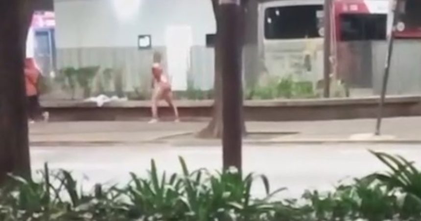 facundo-moyano-detenido:-el-video-que-muestra-cuando-la-joven-de-23-anos-deambula-semidesnuda-por-belgrano