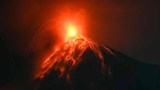 la-impactante-erupcion-del-volcan-de-fuego:-guatemala-declaro-la-alerta-naranja-y-evacuo-a-cientos-de-personas