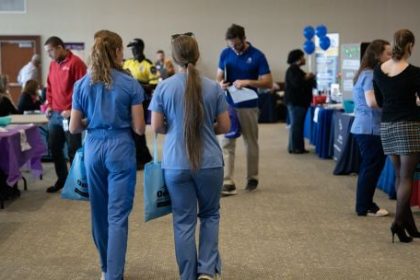 las-vacantes-laborales-en-eeuu.-disminuyen-mientras-los-despidos-siguen-limitados