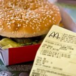 indice-big-mac:-el-peso-argentino-esta-19%-sobrevaluado-y-el-dolar-teorico-supera-los-$1.750