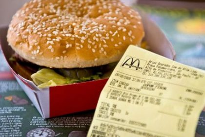indice-big-mac:-el-peso-argentino-esta-19%-sobrevaluado-y-el-dolar-teorico-supera-los-$1.750