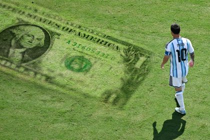 el-dolar-se-mueve-como-messi:-camina,-se-frena-y-a-lo-sumo-trota-(por-ahora-no-corre)