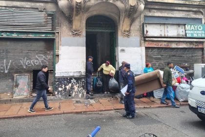 desalojo-en-ciudad-vieja:-mas-de-20-familias-fueron-retiradas-de-edificio-por-denuncias-de-venta-de-droga-e-irregularidades-contractuales