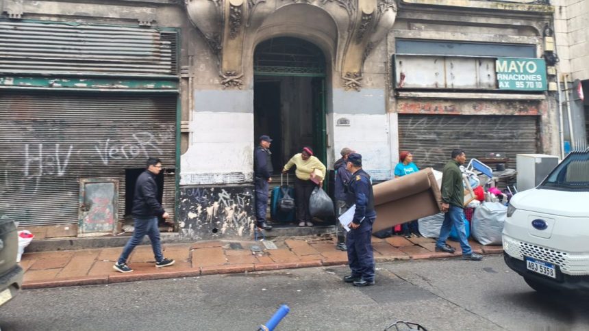 desalojo-en-ciudad-vieja:-mas-de-20-familias-fueron-retiradas-de-edificio-por-denuncias-de-venta-de-droga-e-irregularidades-contractuales