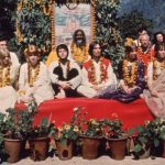 maharishi-mahesh-yogi,-le-gourou-des-beatles-qui-initie-ala-meditation-la-generation-hippie