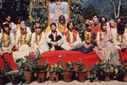 maharishi-mahesh-yogi,-le-gourou-des-beatles-qui-initie-ala-meditation-la-generation-hippie