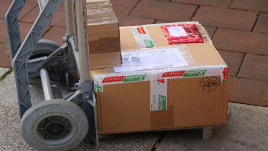 courier-y-puerta-a-puerta:-las-claves-de-la-nueva-desregulacion,-que-cambia-para-importar-y-exportar-y-que-sigue-prohibido