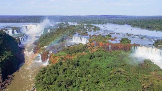 ante-la-feroz-crecida-del-rio-iguazu,-explican-como-funcionan-las-pasarelas-de-las-cataratas