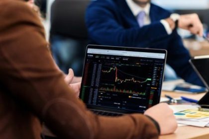 el-dolar-arranca-la-jornada-a-la-baja-mientras-que-los-activos-argentinos-registran-perdidas-en-wall-street
