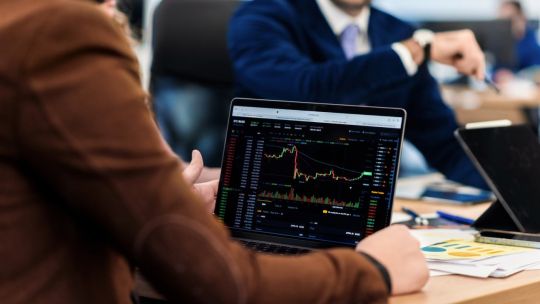 el-dolar-arranca-la-jornada-a-la-baja-mientras-que-los-activos-argentinos-registran-perdidas-en-wall-street