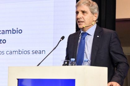 caputo-defendio-el-modelo-economico-y-cuestiono-a-los-“tarados-que-hablan-de-la-industria”:-“pagabamos-todo-10-veces-mas-caro”