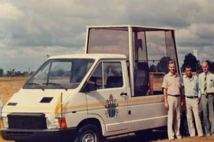 la-historia-del-papa-movil-que-llevo-a-juan-pablo-ii-por-cordoba:-como-renault-creo-el-vehiculo-del-pontifice