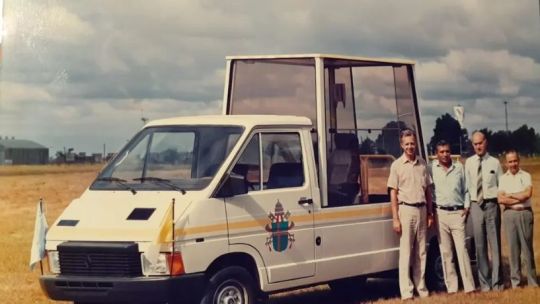 la-historia-del-papa-movil-que-llevo-a-juan-pablo-ii-por-cordoba:-como-renault-creo-el-vehiculo-del-pontifice