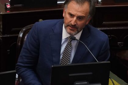 polemica-en-el-senado:-el-libertario-benegas-lynch-tiene-una-empresa-que-gestiona-la-venta-de-terrenos-a-extranjeros-y-el-peronismo-salio-a-cruzarlo