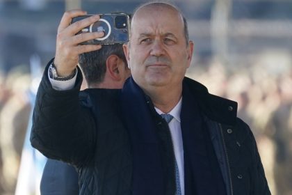 sturzenegger-quedo-en-la-mira-por-el-conflicto-con-los-practicos-y-la-ley-de-tierras,-y-activo-cruces-en-la-interna-oficial