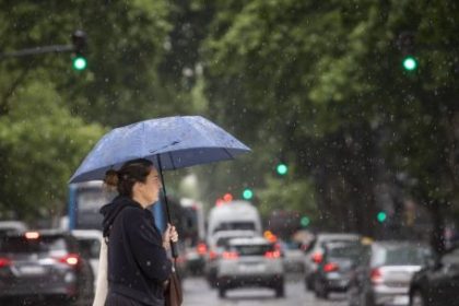 clima-en-ciudad-de-buenos-aires:-alerta-por-tormentas-fuertes,-rafagas-intensas-y-un-abrupto-descenso-termico