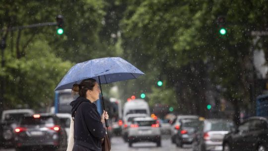 clima-en-ciudad-de-buenos-aires:-alerta-por-tormentas-fuertes,-rafagas-intensas-y-un-abrupto-descenso-termico