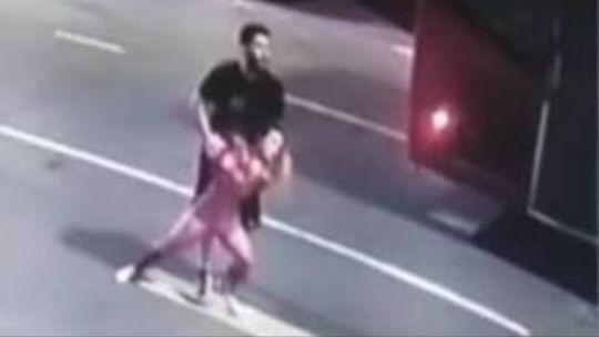 se-conocieron-dos-nuevos-videos-de-facundo-moyano-y-su-novia-candela-arizaga-corriendo-practicamente-sin-ropa-por-la-calle
