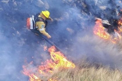 incendio-forestal-en-villa-yacanto:-declararon-alerta-roja-en-calamuchita-por-el-avance-de-las-llamas