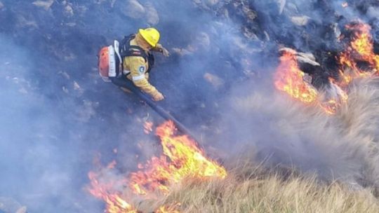 incendio-forestal-en-villa-yacanto:-declararon-alerta-roja-en-calamuchita-por-el-avance-de-las-llamas