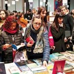entre-miles-de-libros,-una-brujula:-recomendaciones-para-disfrutar-la-feria-de-editores