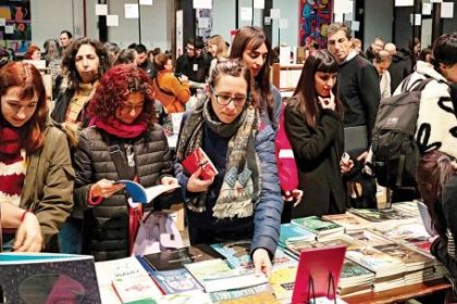 entre-miles-de-libros,-una-brujula:-recomendaciones-para-disfrutar-la-feria-de-editores
