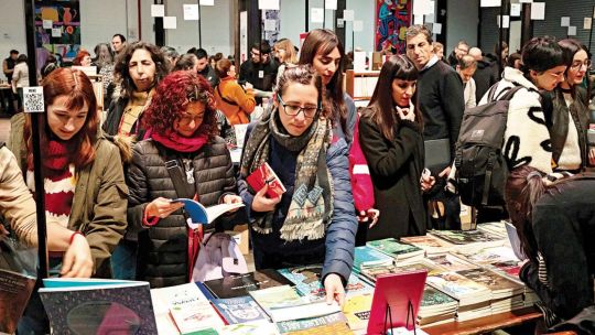 entre-miles-de-libros,-una-brujula:-recomendaciones-para-disfrutar-la-feria-de-editores