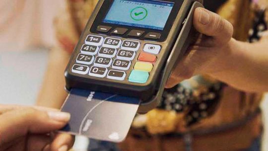 se-enfria-el-credito:-las-tarjetas-de-credito-se-desplomaron-casi-10%-real-en-un-ano-y-los-prestamos-volvieron-a-caer
