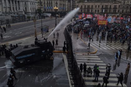 incidentes-y-corridas-frente-al-congreso-en-la-marcha-contra-la-ley-de-propiedad-privada