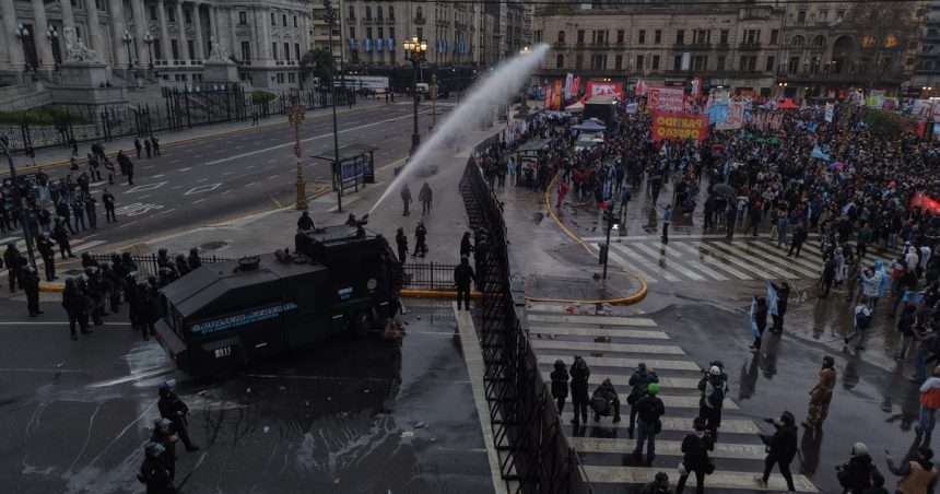 incidentes-y-corridas-frente-al-congreso-en-la-marcha-contra-la-ley-de-propiedad-privada