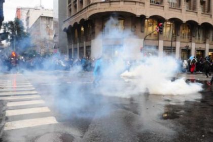incidentes-frente-al-congreso:-la-policia-utiliza-carros-hidrantes-y-gases-lacromogenos-para-dispersar-la-protesta