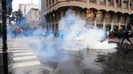 incidentes-frente-al-congreso:-la-policia-utiliza-carros-hidrantes-y-gases-lacromogenos-para-dispersar-la-protesta